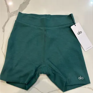 NWT alo shorts thumbnail 1