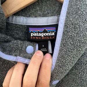 PATAGONIA- Lightweight Synchilla Snap-T Fleece Pullover Nickel and Purple Size S thumbnail 5