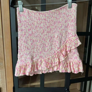 Zara smocked floral mini skirt ruffle ruched wrap high rise stretchy thumbnail 2