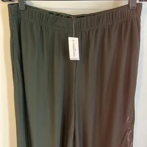 Banana Republic Factory Dark Green Wide Leg Crop Gauchos thumbnail 3