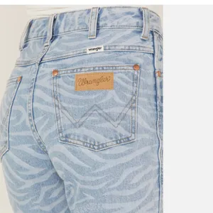 Nwt Wrangler Women'S Meow Laser Tiger Print Wanderer Flare Jeans 31 X34 thumbnail 6