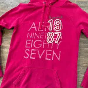 Y2K Pink Aeropostale hoodie with white text reading 'AEROPOSTALE 1987' size M Ptp: 18.5” Inseam: 21.5” Small imperfections as pictured on the front barely noticeable #aeropostale #y2k #hoodie #00s #aero thumbnail 2