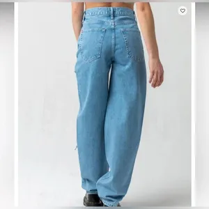 NEW!!‎ BDG Urban Outfitters Boyfriend Mid Rise Relaxed Fit Distressed Jeans thumbnail 4