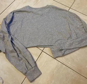 Aritzia TNA cropped Long Sleeve Top Size Large Gray thumbnail 4