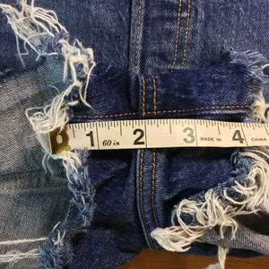 Levi’s ribcage shorts Jean shorts 28 button-fly medium dark wash distressed jort thumbnail 2