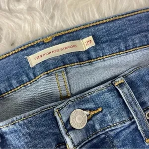 Levi's 724 High Rise Straight Leg Distressed Jeans Size 29 / 8 Busted Knee Denim thumbnail 2