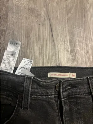 Levi’s Mom Jeans High-Waisted thumbnail 3