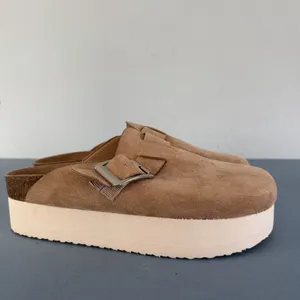 Madden Girl Cutiepie Platform‎ Sand Tan Suede Buckle Slip-On Clogs thumbnail 4