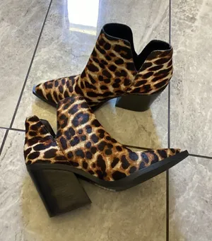 Gianni Bini Boots Womens Size 6M 36.5 Brown Leopard Calf Hair Western Brazil thumbnail 1