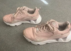 Nike Pink Tennis Shoes thumbnail 2