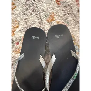 Sanuk‎ Yoga Mat Black Geometric Tribal Print Flip Flops Womens Size 10 Sandals thumbnail 3