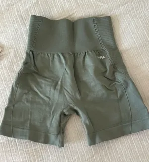 Cut off tags before I realized they didn’t fit me. Never worn just tried on. Booty and hip contouring as well as seamless. thumbnail 1