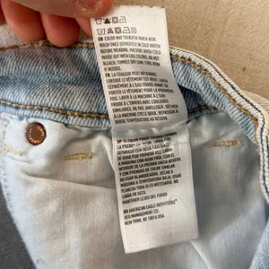 American Eagle Mom Short‎ Light Wash Distressed Rainbow Sunshine Denim Size 2 thumbnail 7