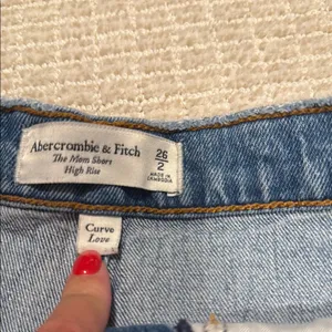 Abercrombie & Fitch The Mom Short thumbnail 3