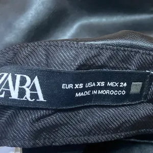 Zara Women's Black Faux Vegan Leather Zipper Mini Straight Pencil Skirt Size XS thumbnail 4