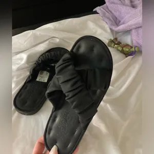 Black Crisscross Slip Ons Size 7 thumbnail 7
