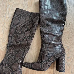 14th & Union Brown Shiny 3.5” Block Comfort Heel Knee Boot Size 6.5 Stretch Calf thumbnail 2