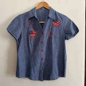 VINTAGE Blue Chambray Patriotic Flag Star Heart Embroidered Short Sleeve Shirt M thumbnail 1