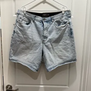 Torrid 5 Inch Mom Jean Premium Classic Denim Mid-Rise Short Size 16 thumbnail 3