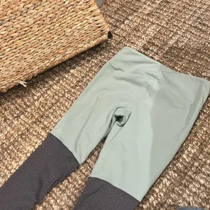 ALO Two Toned Grey Green Ribbed Workout Leggings Size Small thumbnail 7