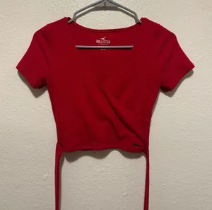 Hollister Red Wrap Tie Top V-Neck Crop Top Short Sleeve Y2K Vibes Size X-Small thumbnail 1