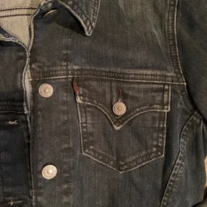 80s/90s Retro Levis Women Dark Wash Denim Trucker Jacket Zipper‎ Cuffs Size M thumbnail 4