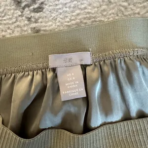 H&M Olive Green Midi Pleated Skirt thumbnail 3