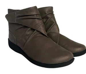 Clarks‎ Cloudsteppers Ankle Boot Women 8 Taupe Ruched Side Zip Wedge Bootie thumbnail 1