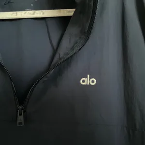 Alo Yoga Light Weight Takeaway Track Pullover Navy M thumbnail 3