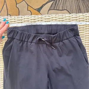 Lululemon On‎ The Fly Crop 23” black Pants 6 athleisure yoga workout streetwear thumbnail 7