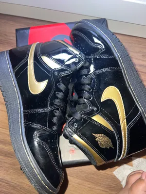 Nike Jordan Air Jordan 1 Retro High OG GS “Black Metallic Gold” thumbnail 3