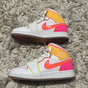 Nike Jordan 1 Retro Mids Edge Glow thumbnail 8