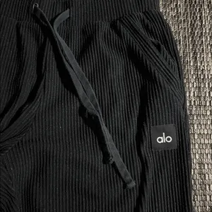 Alo Yoga Muse Jogger Size Small thumbnail 3