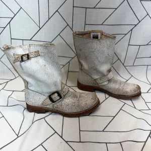 Frye Engineer Boots 8 White Gold Crackled Leather Buckle Mid Calf 76516 thumbnail 2