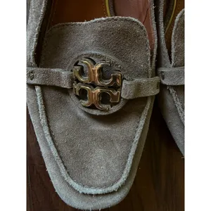 Tory Burch Suede Loafers Taupe Gold Logo Driving Moc Flats Size 8 thumbnail 2