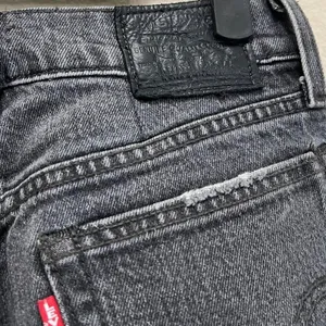Levi's 501 High Rise Button Fly Black Denim Straight Tapered Leg Jeans Size 26 thumbnail 8