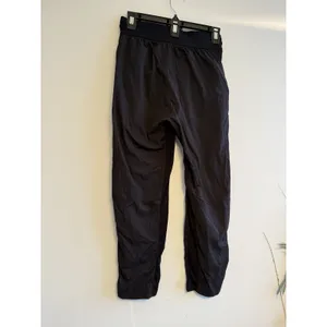 Lululemon Size‎ 4 Dance Studio Mid-Rise Crop 25" Black thumbnail 3