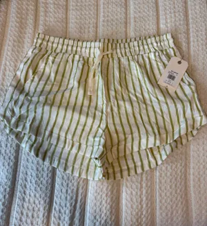 Billabong shorts thumbnail 1