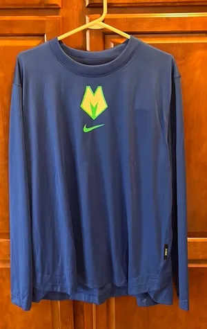 Nike NWTs Milwaukee Bucks Long Sleeve Tshirt thumbnail 1