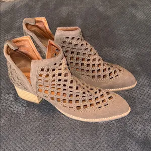 Jeffrey Campbell Tan Perforated Suede Block Heel Ankle‎ Boots Size 8 thumbnail 3