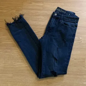 American Eagle Extreme Flex jeans-blk frayed bottoms. Straight leg. Distressed thumbnail 1