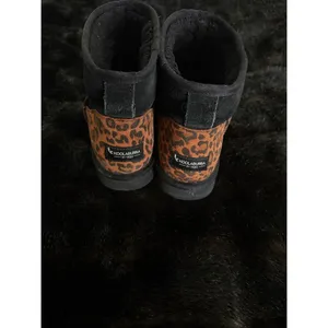 Koolaburra By UGG Boots Womens Size 9 Black Leopard Ankle Suede Shearling Casual thumbnail 3