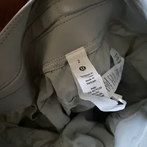 Lululemon Multi-Pocket Cargo High-Rise Hiking Short 5” thumbnail 9