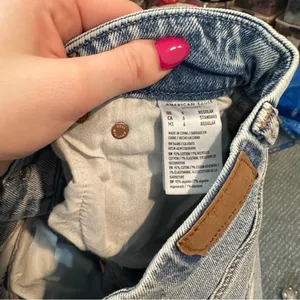 American Eagle Curvy 90's Straight Distressed Light Blue Jeans Size 6 thumbnail 7