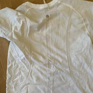 lululemon athletica tee thumbnail 6