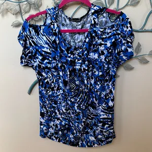 Cable & Gauge short sleeve cold shoulder top Sz M thumbnail 1