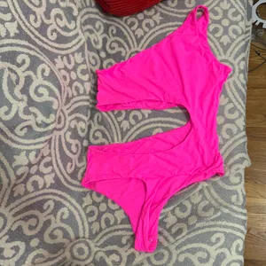 SKIMS Size 3X fits everybody one shoulder cut out bodysuit - neon pink NWT thumbnail 7
