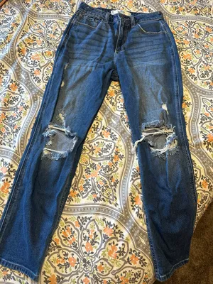 Hollister Curvy High Rise Mom Jeans thumbnail 1
