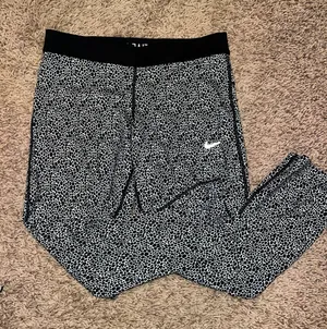 Nike Capri Leggings thumbnail 1