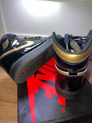 Nike Jordan Air Jordan 1 Retro High OG GS “Black Metallic Gold” thumbnail 5